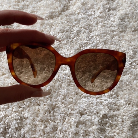 WOMENS PRADA SUNGLASSES - Picture 3 of 5